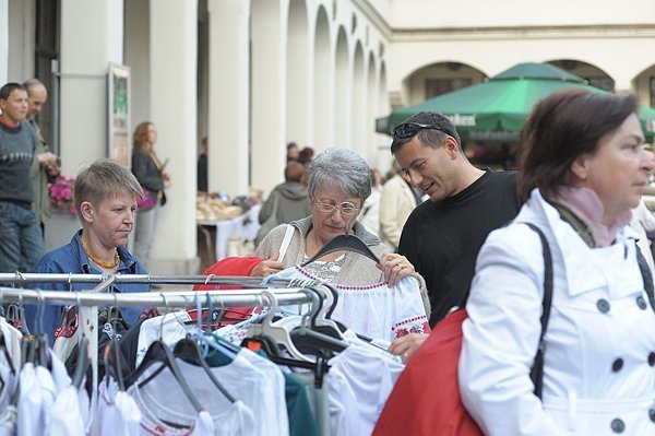 Іноземці придивляються до українських вишиванок