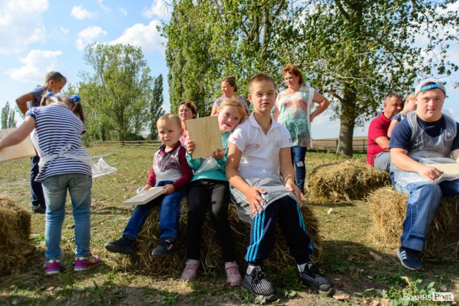 Знайомили з кіньми, катали на кареті і вчили малювати: під Луцьком – яскраве свято для «сонячних» діток. ФОТОРЕПОРТАЖ 