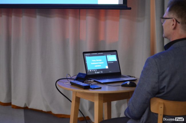 Інтерактивні уроки та жодних часових обмежень: у Луцьку презентували унікальну дистанційну школу «Оптіма»*