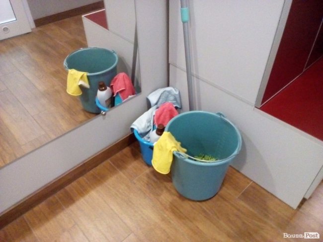 Інвентар прибиральниці - поряд з шафами