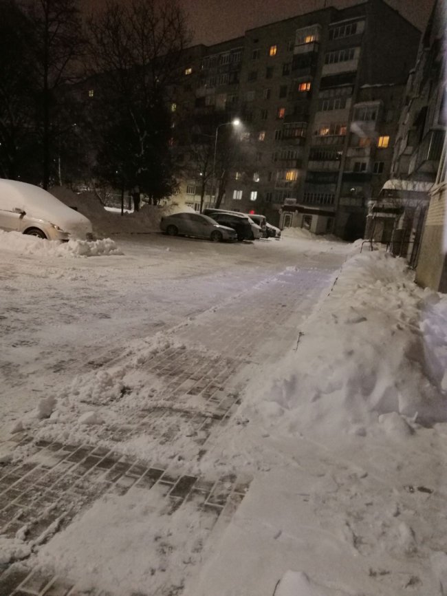 Непроста фізична праця і відданість своїй справі: розмова з керівницею, що відповідає за порядок в луцьких будинках*