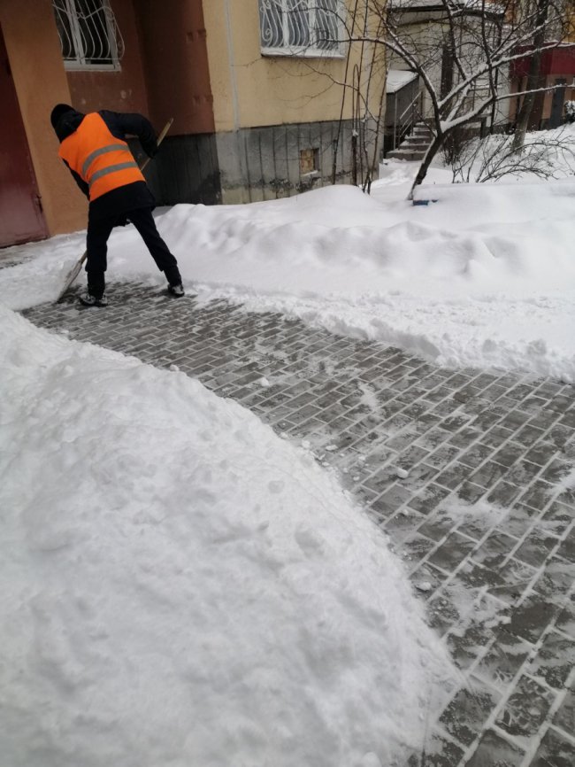 Непроста фізична праця і відданість своїй справі: розмова з керівницею, що відповідає за порядок в луцьких будинках*