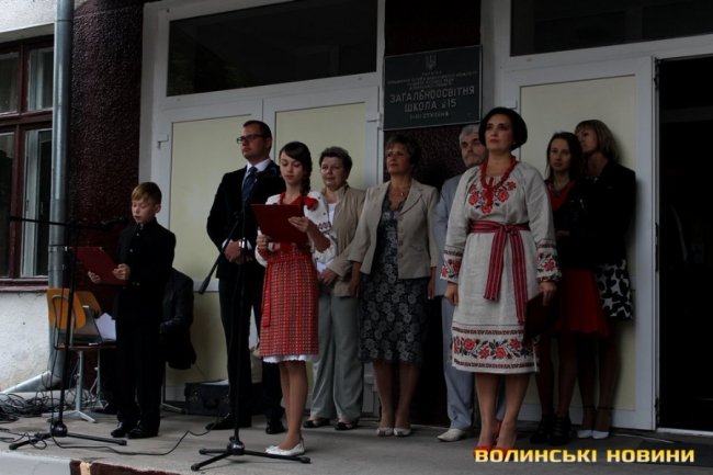 Перше вересня 2014 року було для школи сумним. На сході загинув випускник школи Юрій Оніщук. Світлана Романюк закликала колектив та учнів прийти на прощання з Героєм