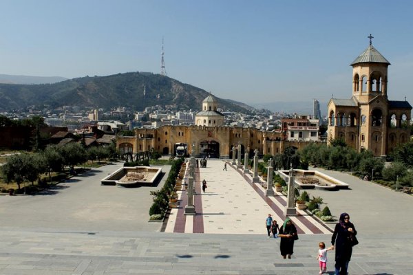 «Нотатки мандрівниці» Ірини Хом'як: легенда про мільйони троянд, фантастичне вино та грузинський Лас-Вегас