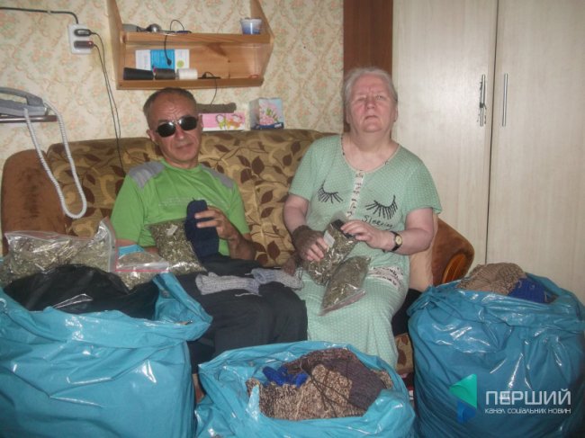 Незряча волонтерка, яка в'яже рукавиці для атовців, потребує допомоги