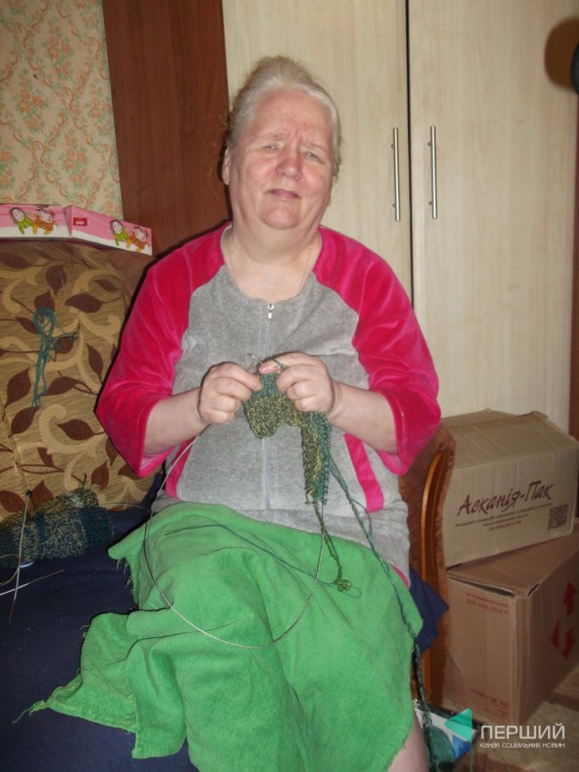 Незряча волонтерка, яка в'яже рукавиці для атовців, потребує допомоги