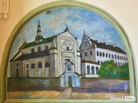 Поліхромне зображення тринітарського комплексу на стіні в луцькому кафедральному соборі Петра і Павла