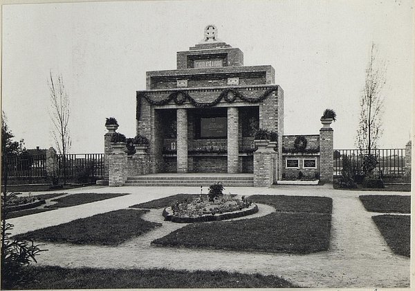 Меморіал Pro Patria на місці нинішньої школи №5. Фото з Фотоархіву Австрійської національної бібліотеки