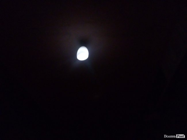 Освітлення вистачає тільки на те, щоб роздивитись, де умивальник