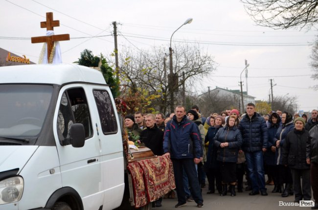 Плакав і старий, і малий: поховали голову Шацької громади