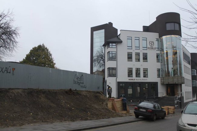 Отак виглядає збудована підпірна стінка з вулиці. Як може врятувати від зсуву землі вулицю – незрозуміло