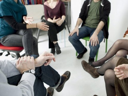  «Я прийшов у туфлях на картонній основі, куплених мені на похорон»: луцькі анонімні алкоголіки розповіли, як товариство рятує життя