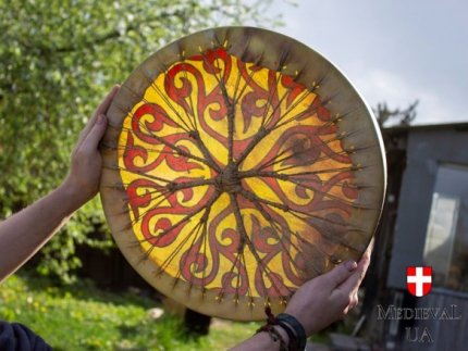 Лучанин розповів про тонкощі виготовлення автентичних шаманських бубнів. ФОТО