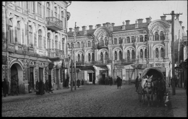 Луцьк часів війни. Hauptstrasse (вулиця Лесі Українки, перетин з Ковельською. Прямо - нинішній медколедж). Фото з Фотоархіву Австрійської національної бібліотеки