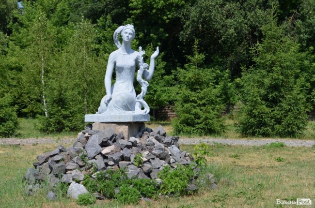 Скульптури, привезені в Чорнобиль із сіл, яких більше нема на мапі