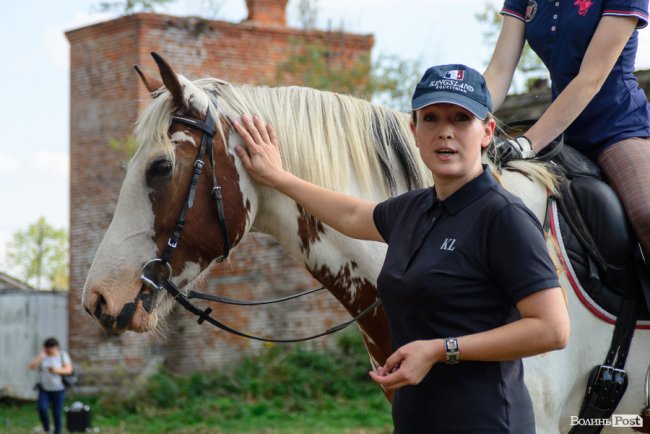 Знайомили з кіньми, катали на кареті і вчили малювати: під Луцьком – яскраве свято для «сонячних» діток. ФОТОРЕПОРТАЖ 