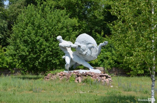 Скульптури, привезені в Чорнобиль із сіл, яких більше нема на мапі