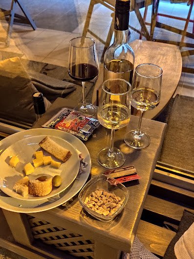 Вино і закуски