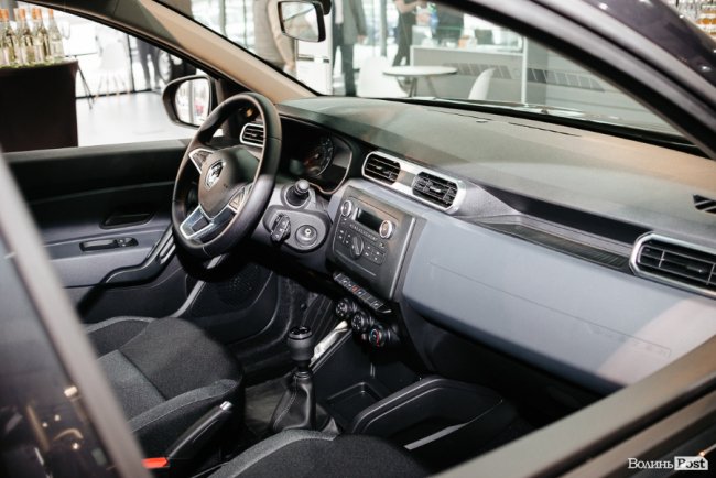 Під Луцьком відкрили найбільший на заході України Renault Store*