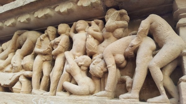 «Нотатки мандрівника» Христини Губської: несвященні корови, багато грошей та еротика