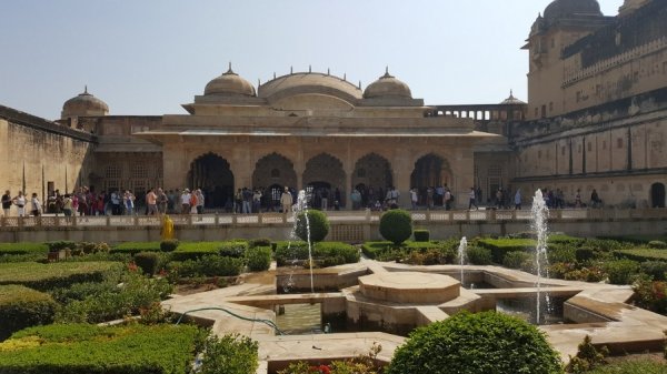 «Нотатки мандрівника» Христини Губської: несвященні корови, багато грошей та еротика