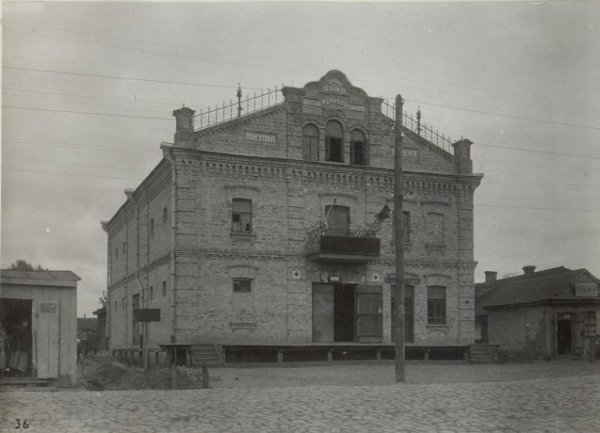 Луцьк часів війни. Торговий дім братів Жданових. Тепер - районний будинок культури на вулиці Ковельській. Фото з Фотоархіву Австрійської національної бібліотеки