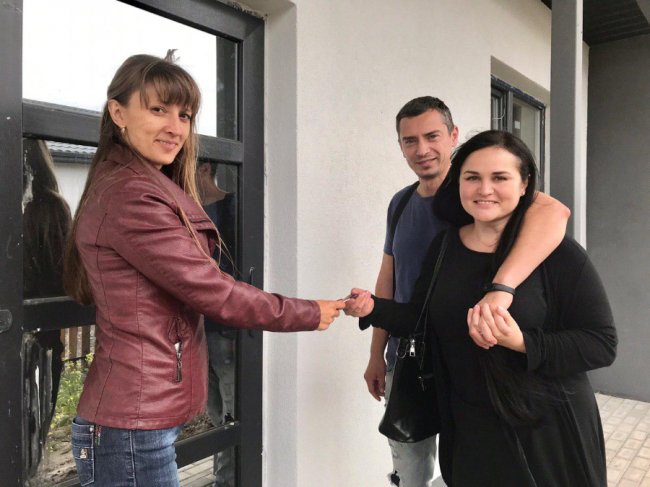  Катерина Філонюк передає ключі від  будинку новим власникам