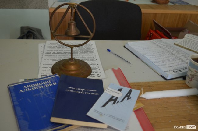  «Я прийшов у туфлях на картонній основі, куплених мені на похорон»: луцькі анонімні алкоголіки розповіли, як товариство рятує життя