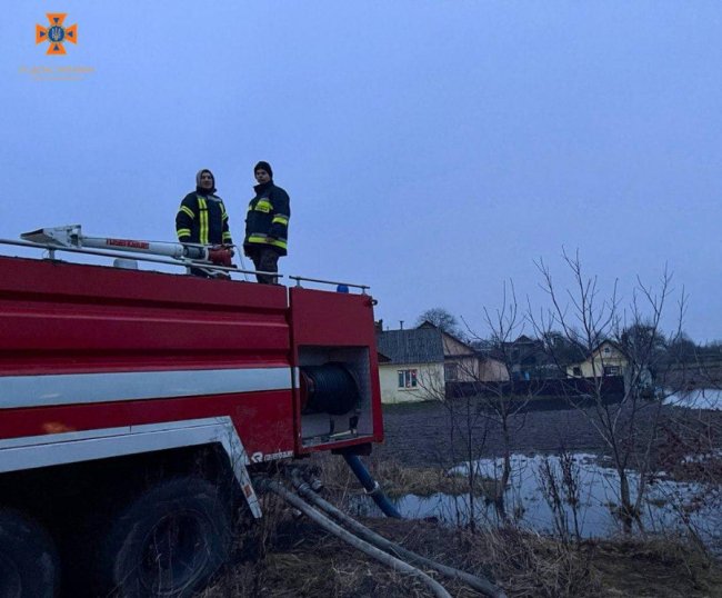 Добровольці Поромівської громади відкачують воду із підтопленої території