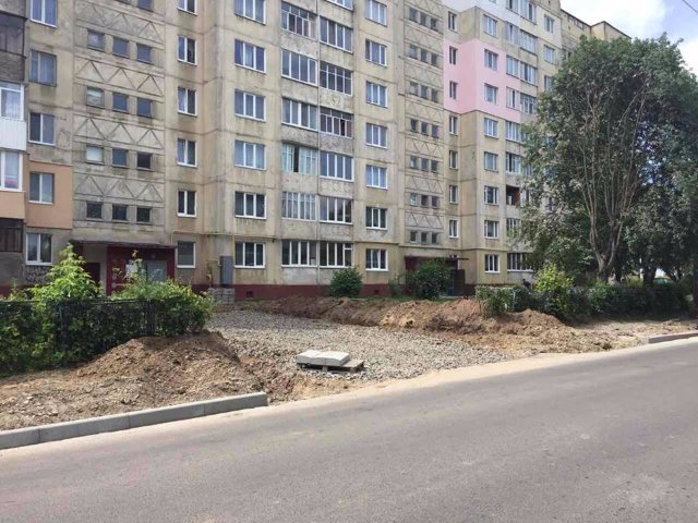 Розритий двір на вулиці Бенделіані