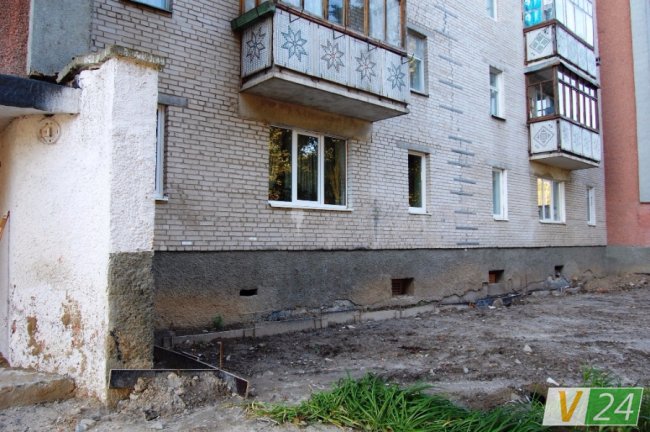 Після початку будівництва Егоїста сусідній будинок вкрився тріщинами