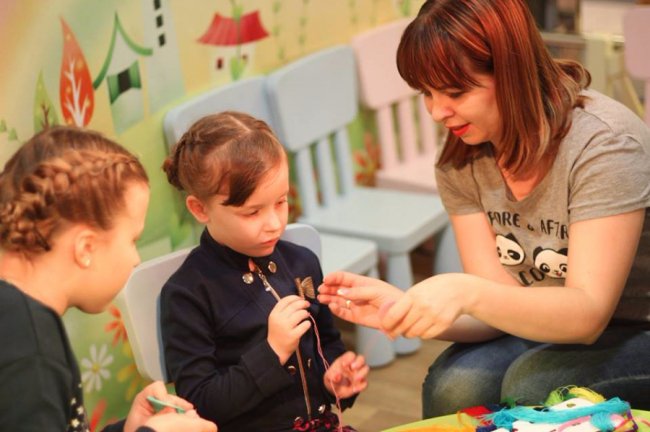 Анна Єкименко-Поліщук під час акції «Тепла іграшка надії»