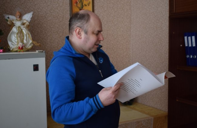 Олександр Мельник – чи не єдина в організації людина, яка володіє двома шрифтами (звичайним та брайлівським)