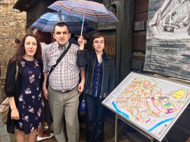 Віталій Ткачук (по центру) вчителює у спеціалізованій школі для незрячих у селі під Луцьком і займається громадською діяльністю