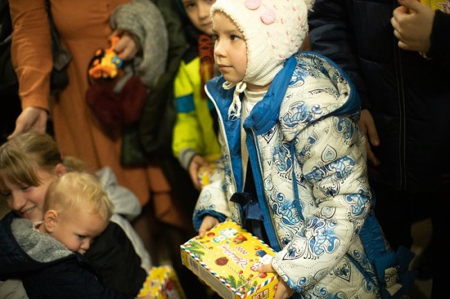 Святий Миколай мандрує Україною разом з «АТБ» та виконує побажання малечі*