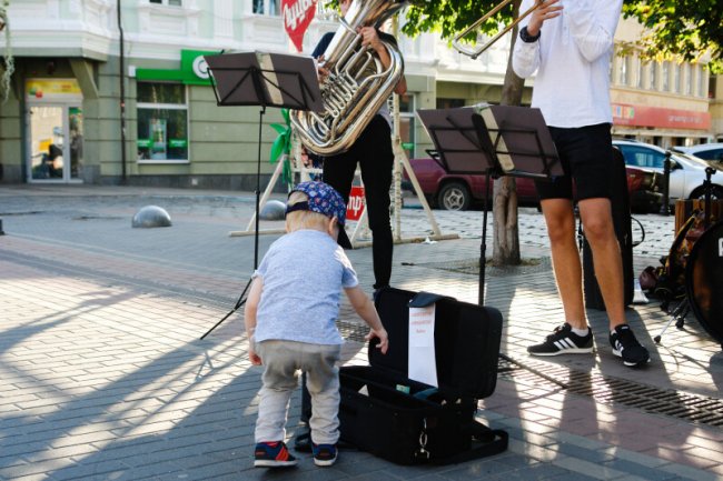 Луцьк і вуличні музиканти: як у місті юні таланти заробляють на мрію 