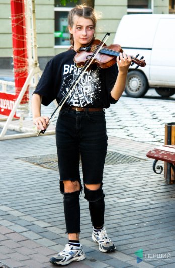 Луцьк і вуличні музиканти: як у місті юні таланти заробляють на мрію 