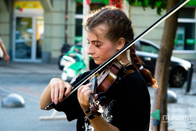 Луцьк і вуличні музиканти: як у місті юні таланти заробляють на мрію 