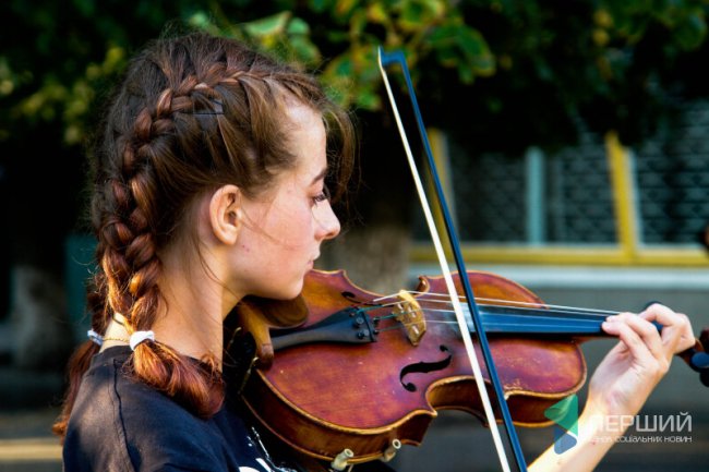 Луцьк і вуличні музиканти: як у місті юні таланти заробляють на мрію 