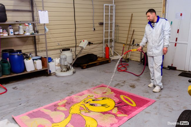 Спеціалісти луцького килимового сервісу «Торнадо» виведуть із вашого килима усі забруднення, натомість повернуть чистеньким без пилу, шерсті, волосся і неприємних запахів, які лишаються у волокнах після звичайної домашньої чистки.