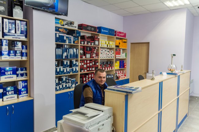 Кваліфіковані продавці допоможуть розібратися у безлічі технічних характеристик та особливостей, а також підкажуть найкращий варіант для Вашого авто