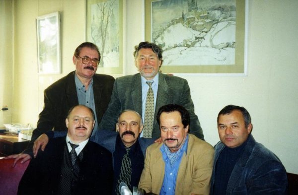 В Академії мистецтв України - з Юрієм Покальчуком, Василем Лопатою, Валентином Войтенком, Андрієм Чебикіним і Степаном Галябардою. Київ. 5 жовтня 2000 року.