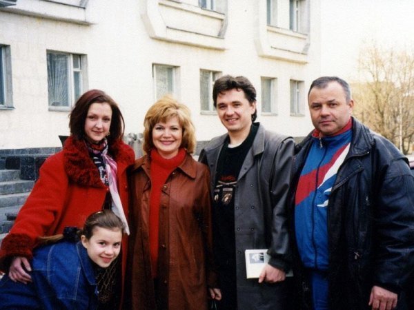 З Вадимом Пісарєвим, Катериною Простопчук, Інною Дорофєєвою та донькою Інною. Луцьк. 28 березня 1999 року.