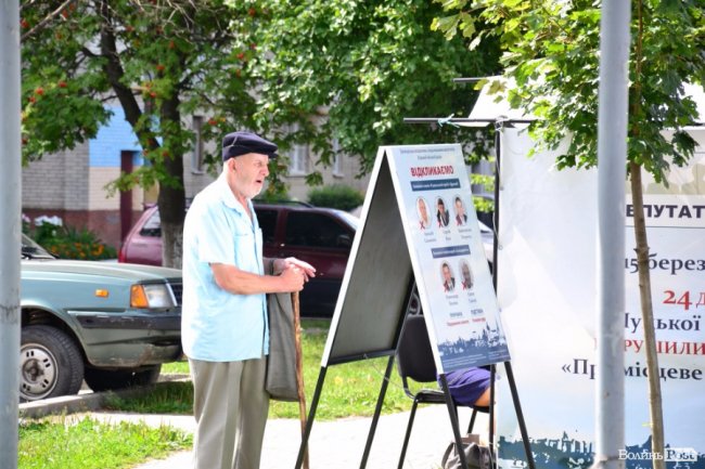 «Не за них на Майдані стояла»: як у Луцьку збирають підписи проти депутатів-«відкликанців»
