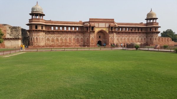 «Нотатки мандрівника» Христини Губської: несвященні корови, багато грошей та еротика