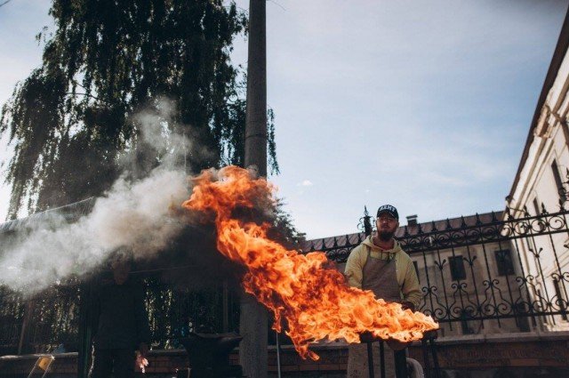Лучанин розповів про тонкощі виготовлення автентичних шаманських бубнів. ФОТО