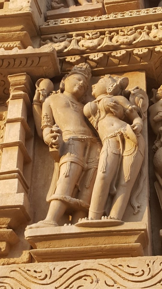 «Нотатки мандрівника» Христини Губської: несвященні корови, багато грошей та еротика