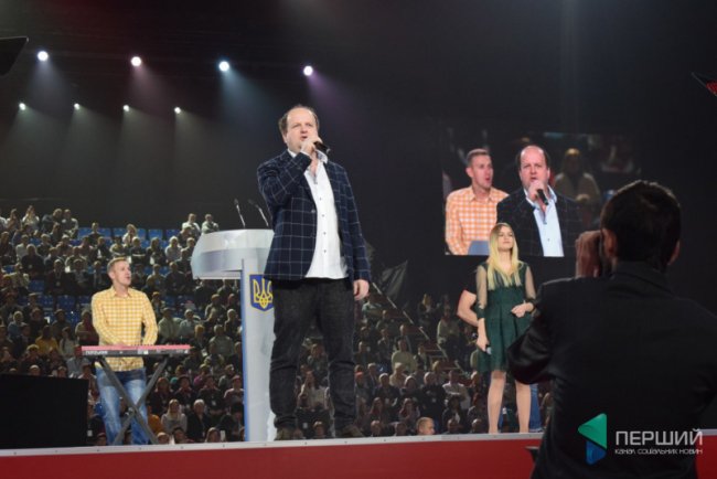 «Україноботи» проти «зрадофілів», або Як волиняни їздили на форум до Порошенка. РЕПОРТАЖ