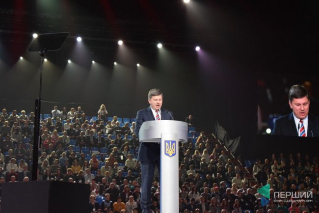 «Україноботи» проти «зрадофілів», або Як волиняни їздили на форум до Порошенка. РЕПОРТАЖ