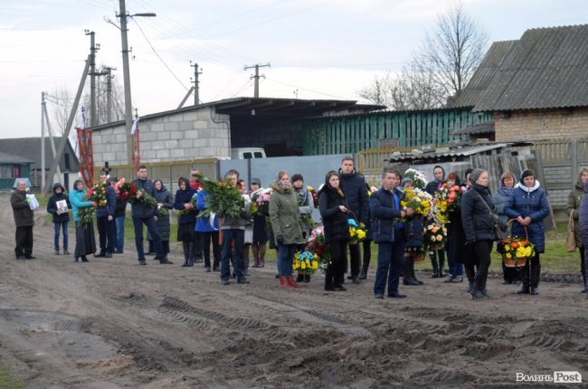 Плакав і старий, і малий: поховали голову Шацької громади